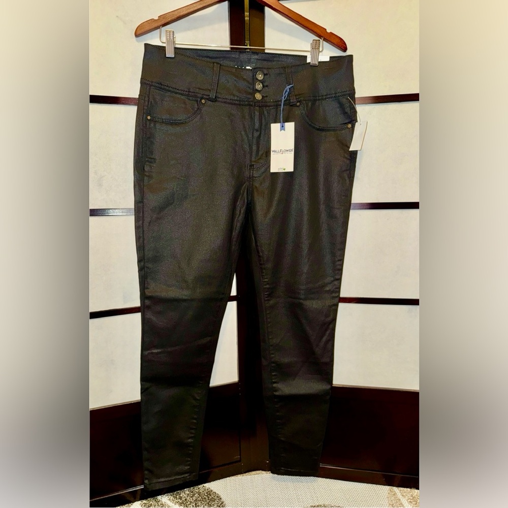 Wallflower Women’s Black Jeans